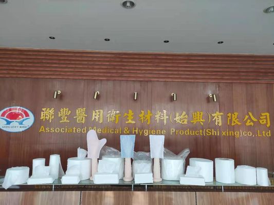 Antibacterial 45g Mesh Spunlace Nonwoven Rolls For Sensitive Skin Dry Wipes